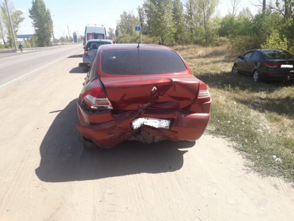 В Воронежской области &laquo;Киа&raquo; протаранил остановившийся &laquo;Рено&raquo; &mdash; двое в больнице
