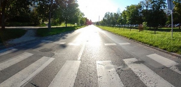 В Воронеже на переходе возле школы сбили женщину