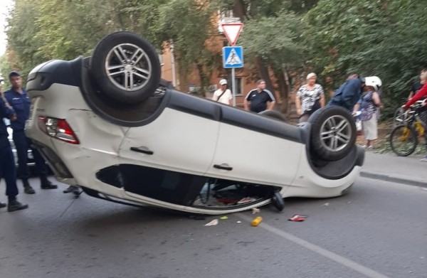 &laquo;Ниссан&raquo; перевернулся после ДТП на перекрёстке в Воронеже