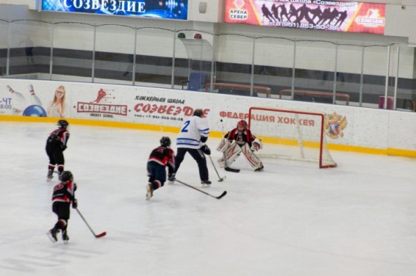 В Северном микрорайоне работает бесплатная хоккейная школа: что о ней известно и чем довольны родители