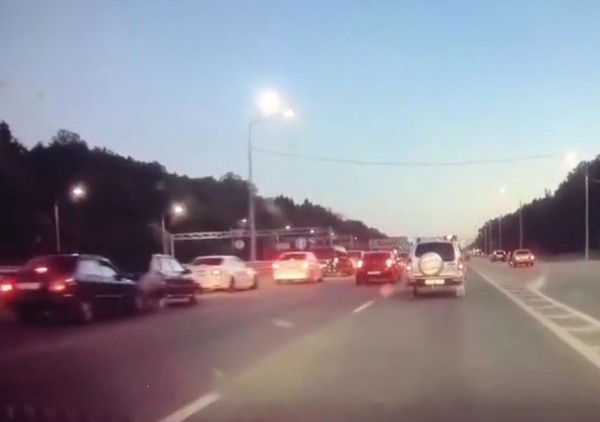 В Воронеже на Московском проспекте на видео попал момент ДТП паровозиком
