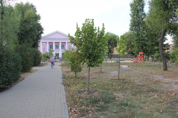 В Левобережном районе остановилось благоустройство сквера по федеральной программе: смотрим, что сейчас там происходит