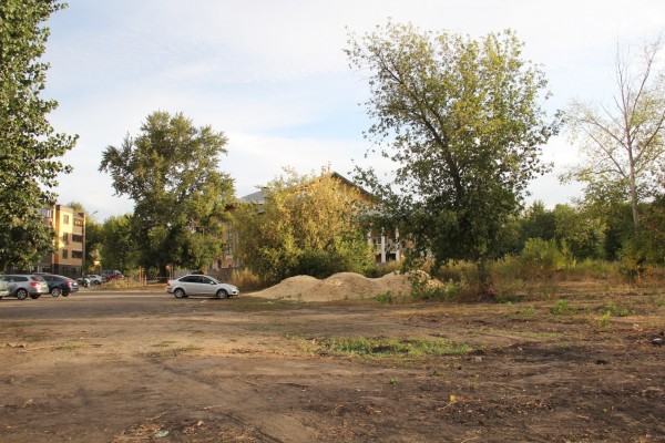 В Левобережном районе остановилось благоустройство сквера по федеральной программе: смотрим, что сейчас там происходит