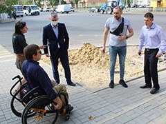 В районах города проверили качество обустройства тротуаров, адаптированных для маломобильных граждан