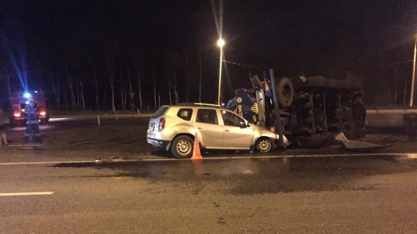 На трассе под Воронежем после ДТП вспыхнула фура: появилось видео