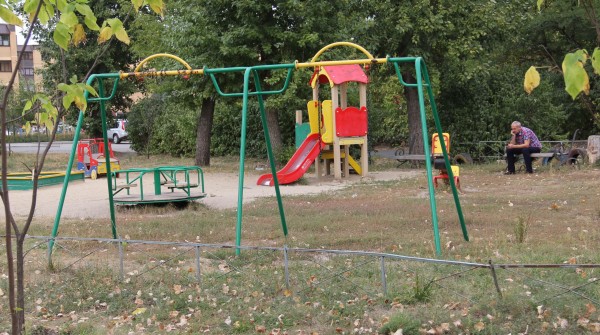 В Левобережном районе остановилось благоустройство сквера по федеральной программе: смотрим, что сейчас там происходит