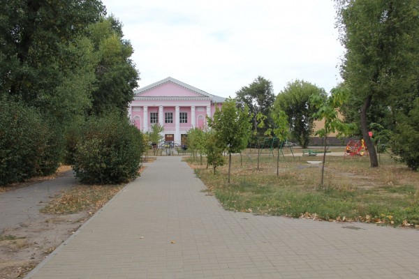 В Левобережном районе остановилось благоустройство сквера по федеральной программе: смотрим, что сейчас там происходит