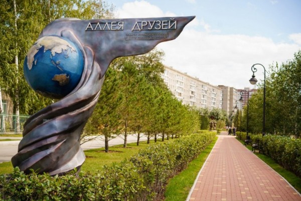 В Левобережном районе остановилось благоустройство сквера по федеральной программе: смотрим, что сейчас там происходит