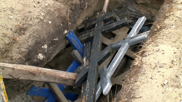 В гневе сел за трактор. В воронежском селе уничтожили кладбище из фильма Алексея Учителя 