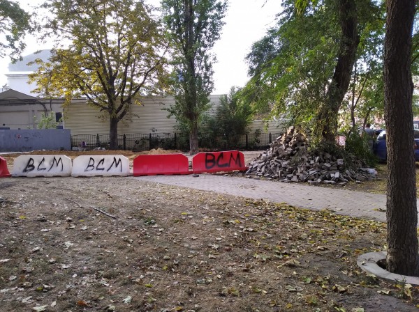 Погулять с собаками и не месить грязь: что стало со сквером известного зодчего