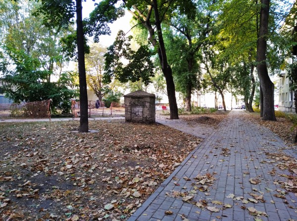 Погулять с собаками и не месить грязь: что стало со сквером известного зодчего