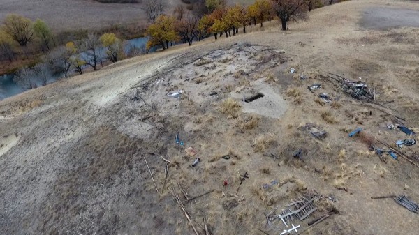 В гневе сел за трактор. В воронежском селе уничтожили кладбище из фильма Алексея Учителя 