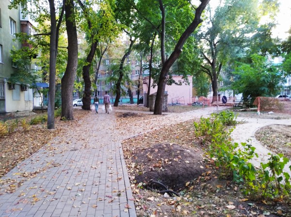 Погулять с собаками и не месить грязь: что стало со сквером известного зодчего