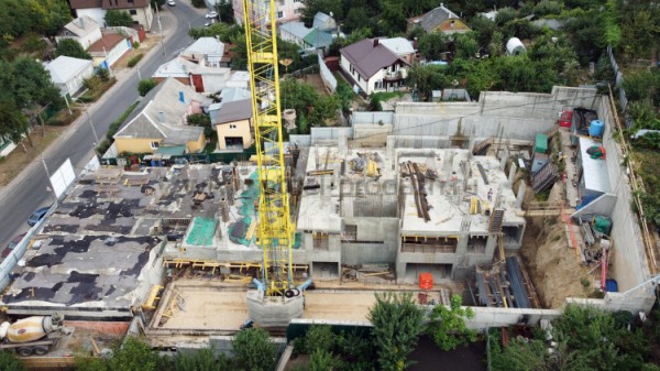 В центре Воронежа на месте старого дома возводят клубный дом, где квартиры продаются по 5-7 млн. рублей