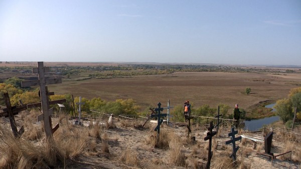 В гневе сел за трактор. В воронежском селе уничтожили кладбище из фильма Алексея Учителя 