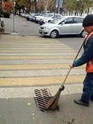 В районах Воронежа усилили работу по уборке улиц