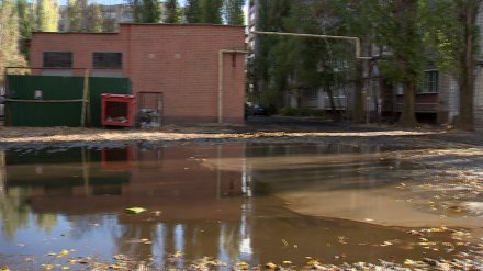 Воронежский двор залило подсолнечным маслом после большого пожара 