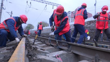 В Воронеже под виадуком у &laquo;Работницы&raquo; досрочно начали укладывать рельсы