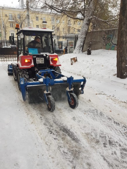 Снег только начался, а его уже убрали. Воронежские УК начали рабочую неделю с уборки снега