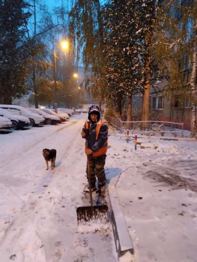 Снег только начался, а его уже убрали. Воронежские УК начали рабочую неделю с уборки снега