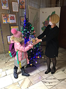 В районах города проходят мероприятия, посвящённые празднованию Нового года и Рождества