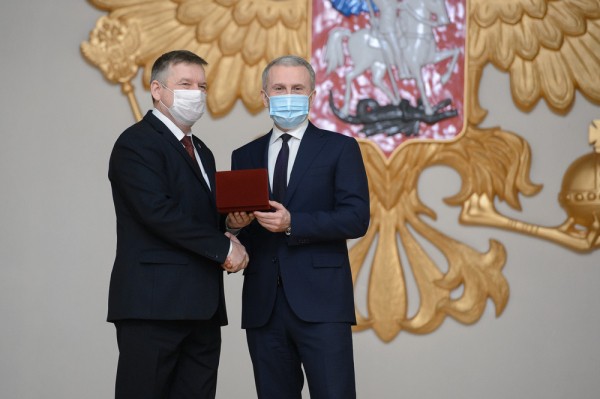 В правительстве Воронежской области наградили лучших аграриев