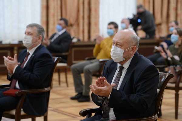 В правительстве Воронежской области наградили лучших аграриев