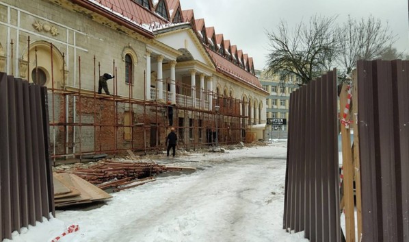 СМИ сообщили об уничтожении лепнины на фасаде театра кукол в Воронеже