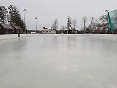 В Железнодорожном районе продолжается залитие катков для массового катания