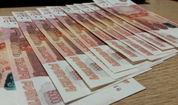 Сотрудница фирмы из установленного в кабинете директора сейфа украла 500 тысяч рублей