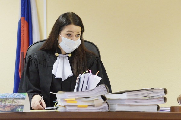 &laquo;Откуда столько?&raquo; Как воронежский суд разбирается в истории с 22 квартирами семьи гаишника