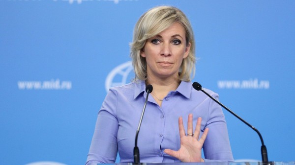 Шапку за пиар. В МИД хотят "отблагодарить" Собчак за коллаж с Захаровой