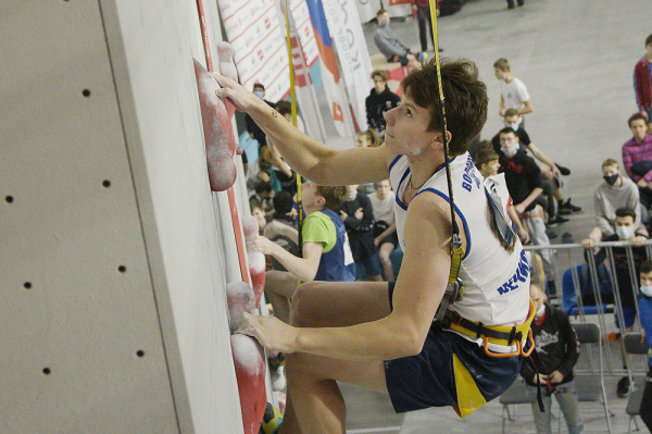 Лезут на стенку. Как в Воронеже проходит первый в 2021 году российский турнир скалолазов
