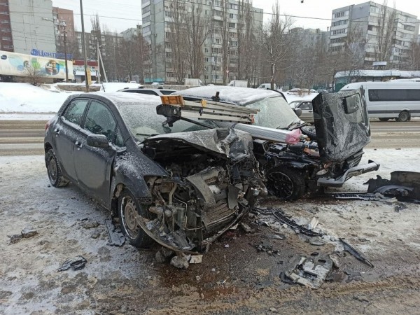 В жуткой аварии на окружной Воронежа пострадали 3 взрослых и 10-летний ребенок