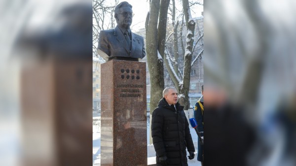 Воронежцы возложили цветы к бюсту политика Виталия Воротникова