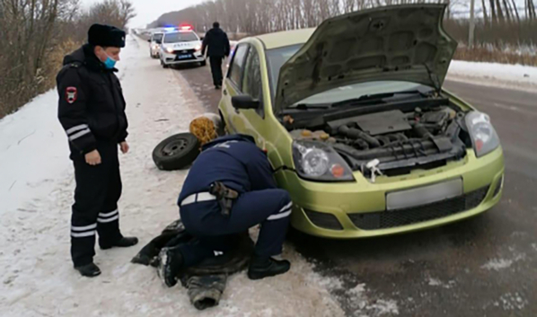 Воронежские автомобилисты проехали мимо пенсионера, у авто которого лопнула шина