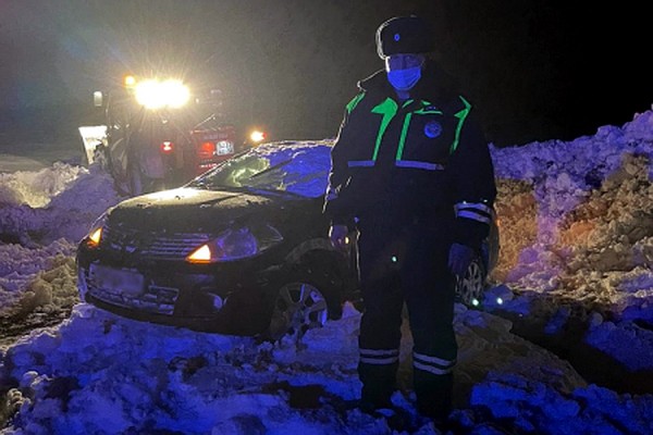 Перевернувшийся в Воронежской области Nissan вызволили из снежного плена
