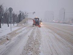 Комбинаты благоустройства продолжают уборку города