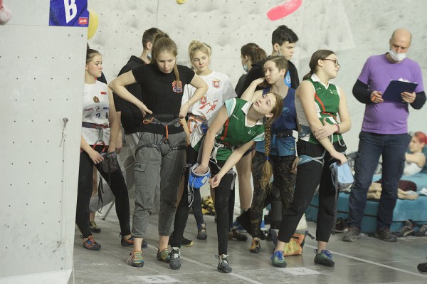 Лезут на стенку. Как в Воронеже проходит первый в 2021 году российский турнир скалолазов