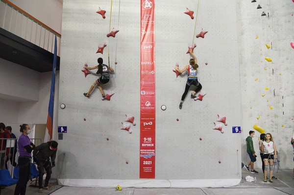 Лезут на стенку. Как в Воронеже проходит первый в 2021 году российский турнир скалолазов