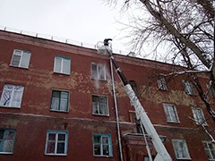 В Воронеже продолжается очистка кровель от снега