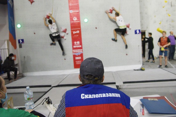 Лезут на стенку. Как в Воронеже проходит первый в 2021 году российский турнир скалолазов