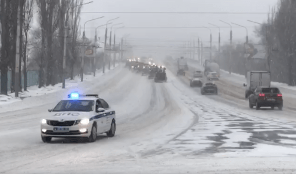 Машины ДПС с мигалками помогают убирать снег на улицах Воронежа