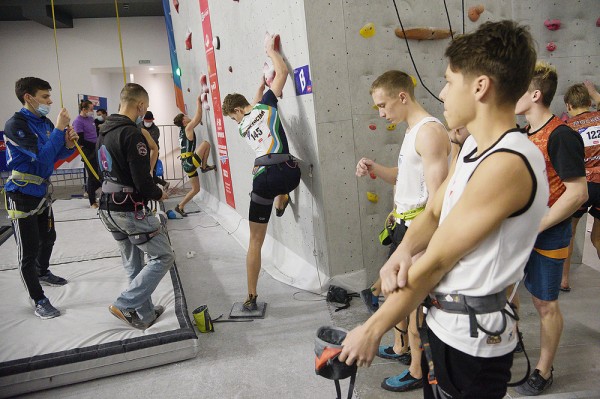 Лезут на стенку. Как в Воронеже проходит первый в 2021 году российский турнир скалолазов