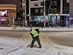 В районах города продолжаются работы по уборке и вывозу снега