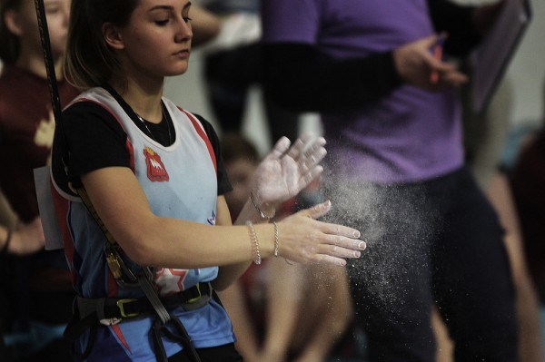 Лезут на стенку. Как в Воронеже проходит первый в 2021 году российский турнир скалолазов