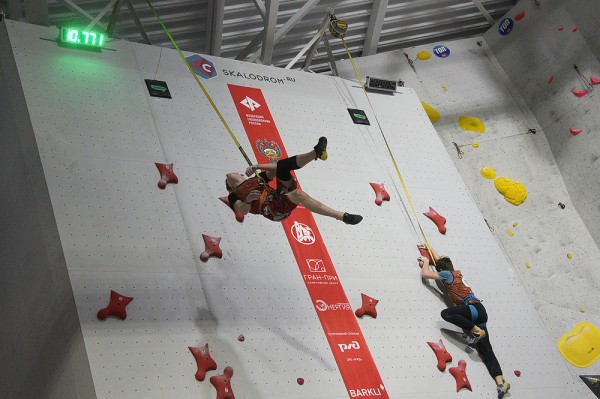 Лезут на стенку. Как в Воронеже проходит первый в 2021 году российский турнир скалолазов