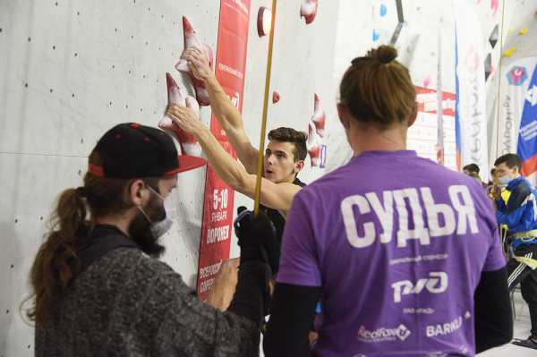Лезут на стенку. Как в Воронеже проходит первый в 2021 году российский турнир скалолазов