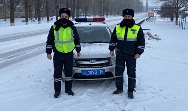 Воронежские гаишники в ледяной дождь толкали заглохшую &laquo;Ладу Приору&raquo; с автоледи за рулем