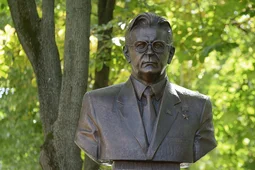 Воронежцы возложили цветы к бюсту политика Виталия Воротникова